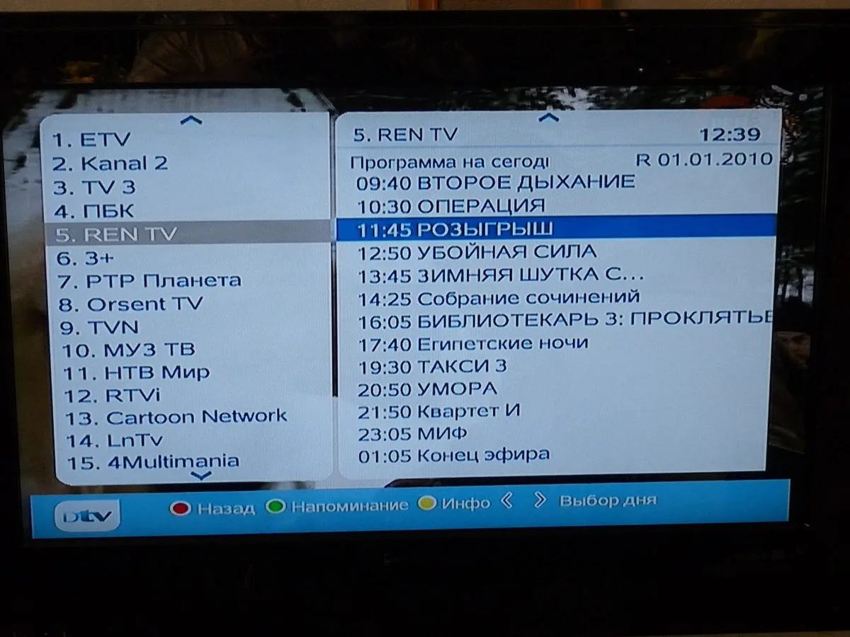 Kuvakaappaus sähköisestä TV-oppaasta, jossa kanavat ruudukossa ja illan ohjelmat aikajanalla