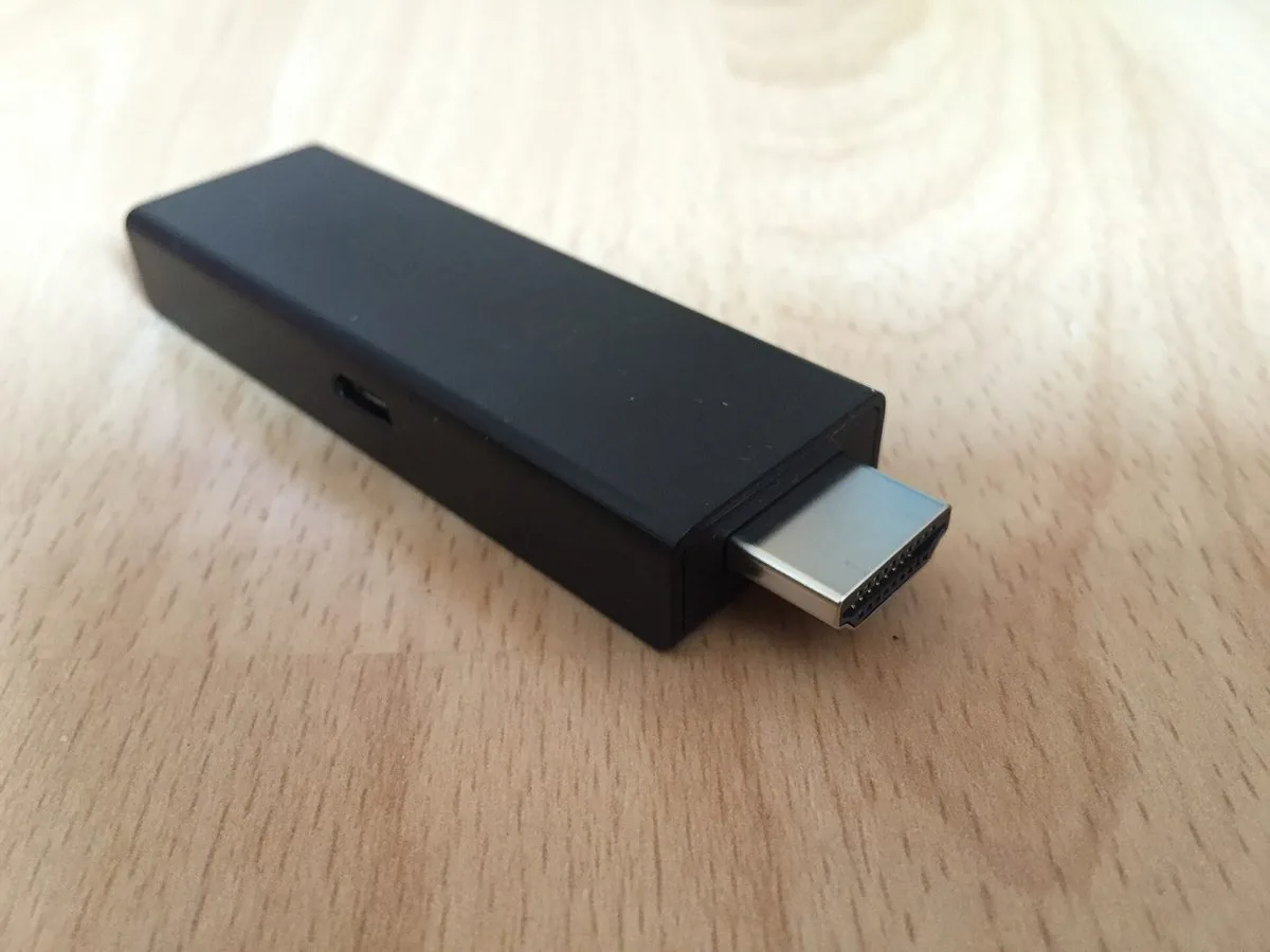 Amazon Fire TV Stick kytkettynä television HDMI-porttiin, ruudulla IPTV-sovelluksen kanavavalikko