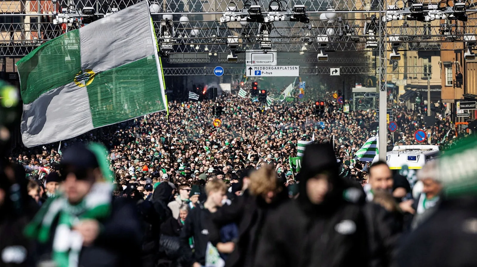Kannattajia lippuineen ja savuineen katsomossa Allsvenskan 2025 -ottelussa